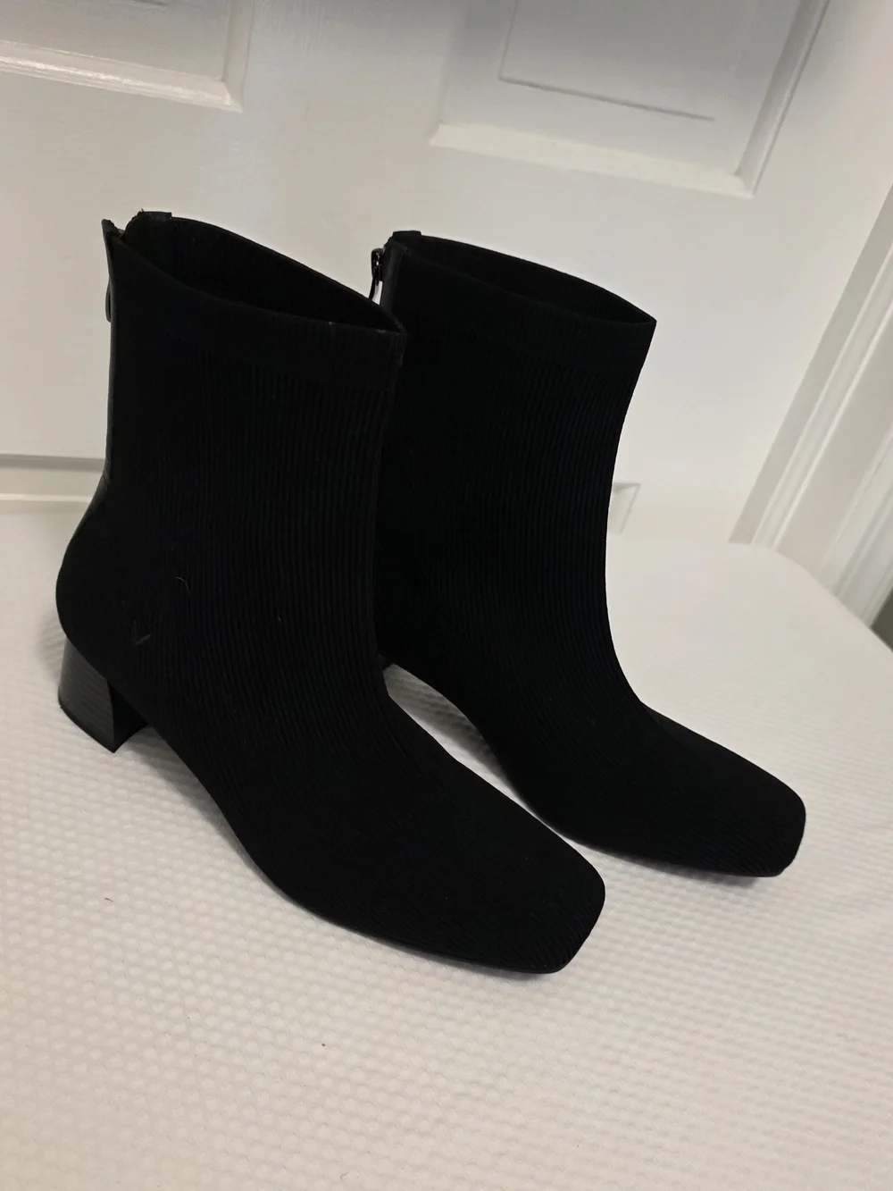 Vivaia Squared Toe Black Ribbed Stretch Ankle Booties Block Heel Size 40.5/9.5
